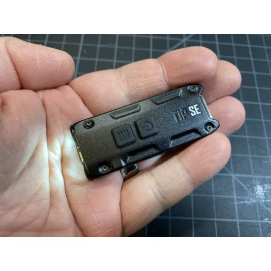 פנס כיס מחזיק מפתחות נטען 700 לומן Nitecore TIP SE 
